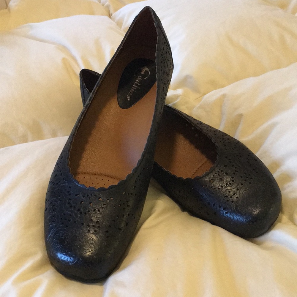 Earthies Bindi black leather cutout flats 8.5 wide